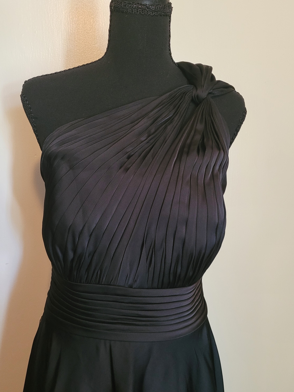 Elegant One-Shoulder Black Evening Gown - Picture 7 of 13